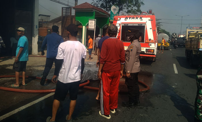 Petugas saat mengevakuasi kebakaran pada gudang pengoplos bahan kimia di Sidoarjo.