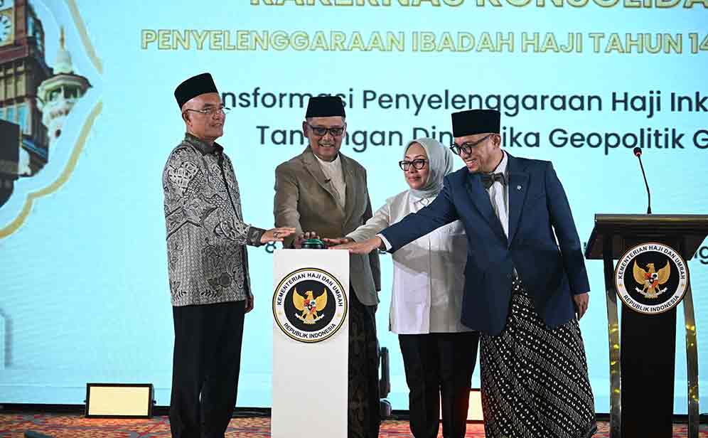 Menhaj Gus Irfan bersama Menteri PPPA Arifah Fauzi, Wamenhaj Dahnil Anzar Simanjuntak, dan jajaran saat Rakernas Konsolidasi Penyelenggaraan Haji di Tangerang. Foto: Dok. Kemenhaj.