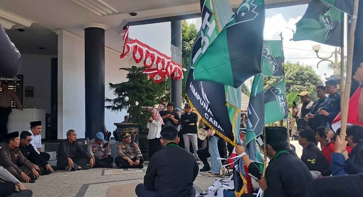 Para mahasiswa dari HMI dan GMNI saat duduk bersama anggota DPRD Tuban.