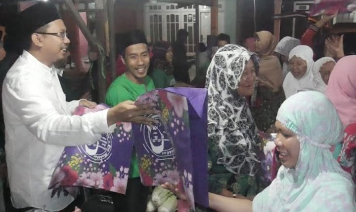 BAGIKAN TAS: Gus Muhdlor saat blusukan di Desa Keboansikep Gedangan. foto: ist