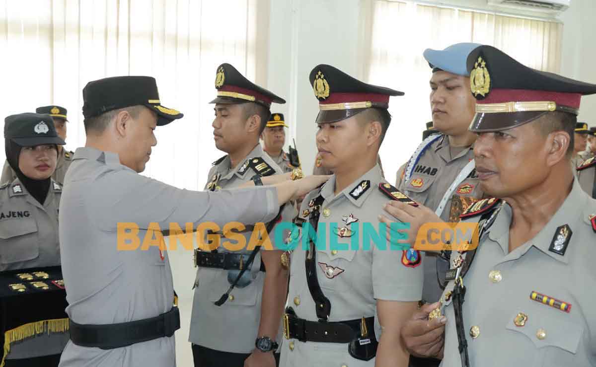 Kapolres Gresik, AKBP Adhitya Panji Anom, ketika melantik AKP Derie Fradesca sebagai Kasatlantas Polres Gresik. Foto: SYUHUD/BANGSAONLINE 