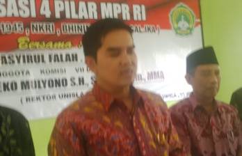 Nasyirul Falah saat memberikan keterangan. (haris/BANGSAONLINE)