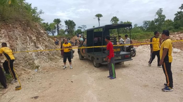 Petugas saat tiba di TKP kecelakaan mobil pick up di tambang galian C