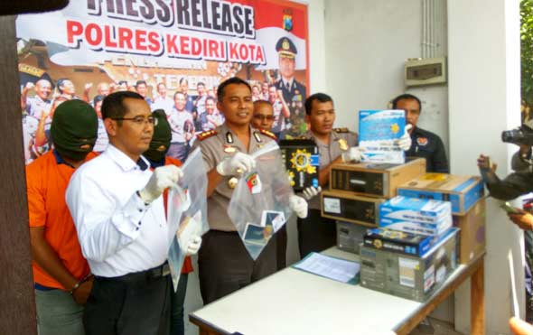 Kedua tersangka bersama barang bukti saat diamankan di Mapolsek kediri Kota. foto: ARIF K/ BANGSAONLINE