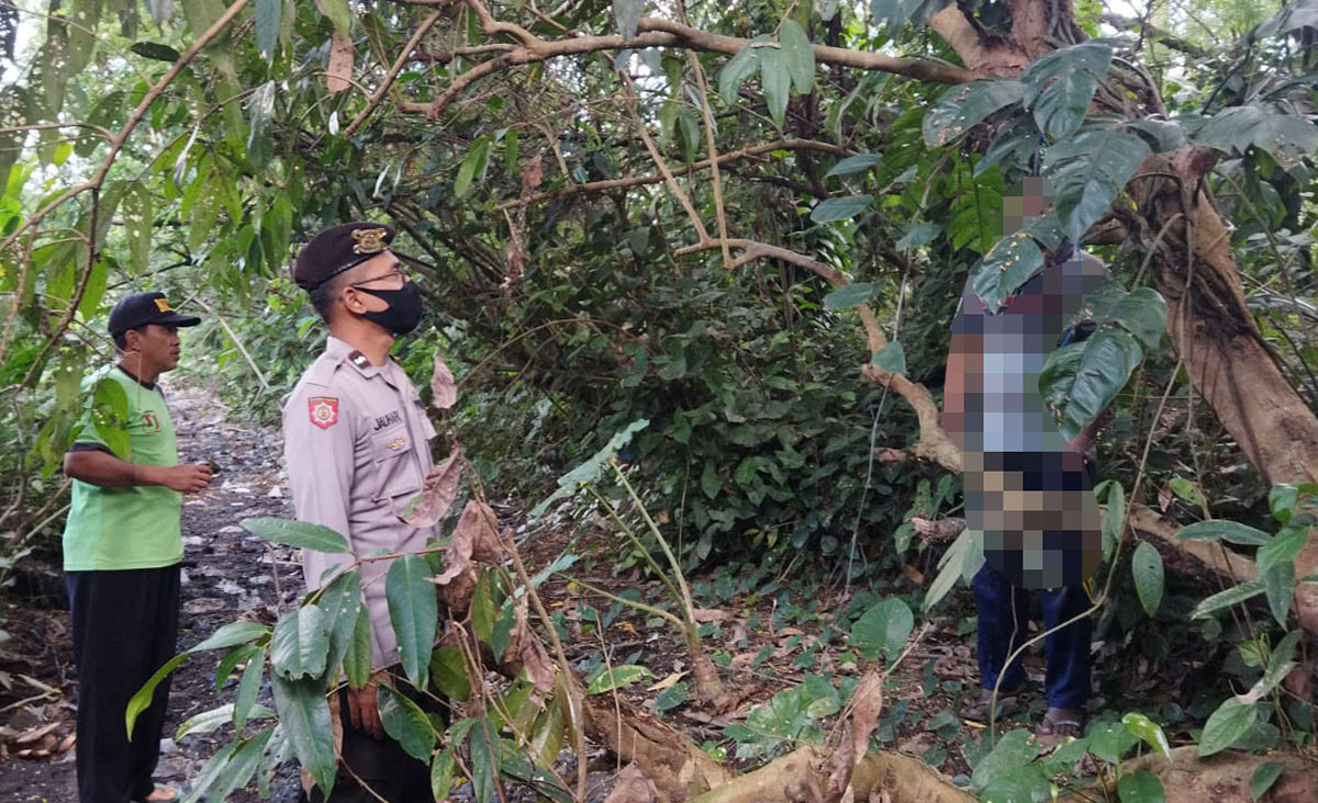 Kondisi jasad pria yang diduga meninggal karena gantung diri sebelum dievakuasi petugas.