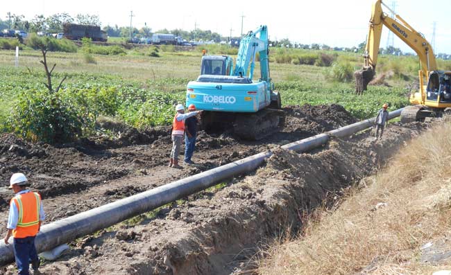 Sejumlah pekerja saat pemasangan pipa distribusi gas bumi di jalur Kalisogo-Waru, Sidoarjo. foto: istimewa