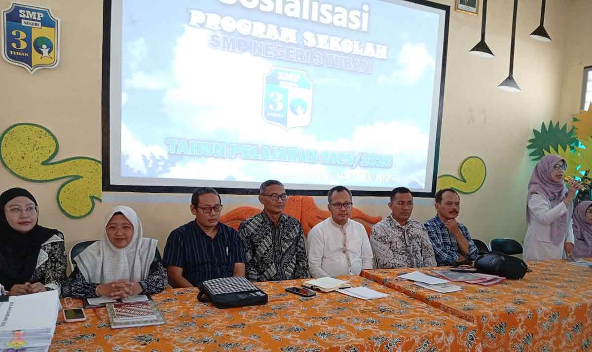Komite SMPN 3 Tuban saat menggelar konferensi pers terkait sumbangan yang bersifat sukarela senilai Rp1,5 juta.