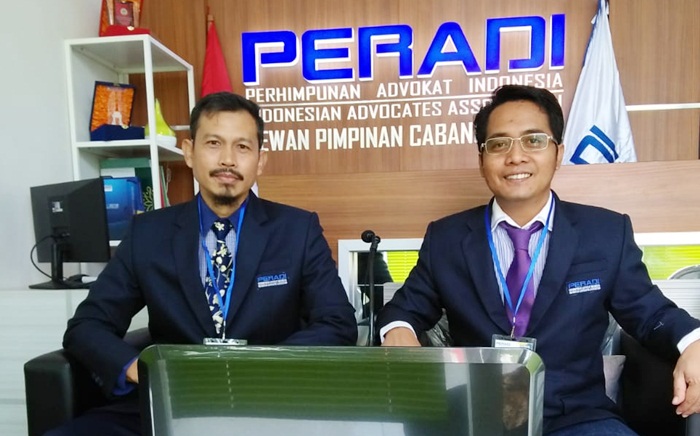 Ketua dan Sekretaris DPC Peradi Gresik Kukuh Pramono Budi, S.H., M.H., dan Andi Fajar Yulianto, S.H., C.T.L, ketika mengikuti Rapimnas 2020 secara virtual. foto: ist.