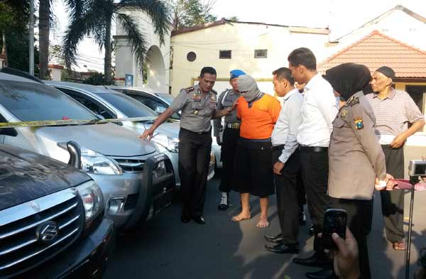 GELAP. Kapolres Gresik AKBP Adi Wibowo SIK bersama tersangka mengecek BB mobil yang digelapkan pengusaha sarung itu. foto : shopii/BANGSAONLINE