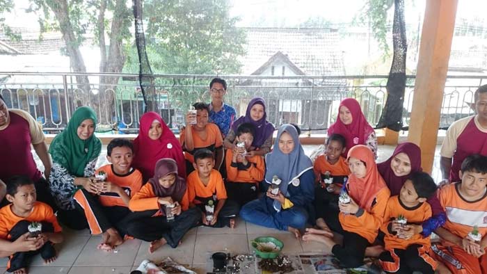 Kelompok Program Kreativitas Mahasiswa (PKM) Universitas Airlangga (Unair) Surabaya melakukan pelatihan terrarium di SDLB Spesial School Salsabila, Jalan AKBP Suroko No 46 Kabupaten Tuban, Jumat (25/5).