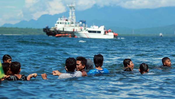 Tim SAR berusaha menyematkan para penumpang yang tumpah ke laut setelah Kapal LCT Rafelia II tenggelam di perairan selat Bali, Jumat (4/3).