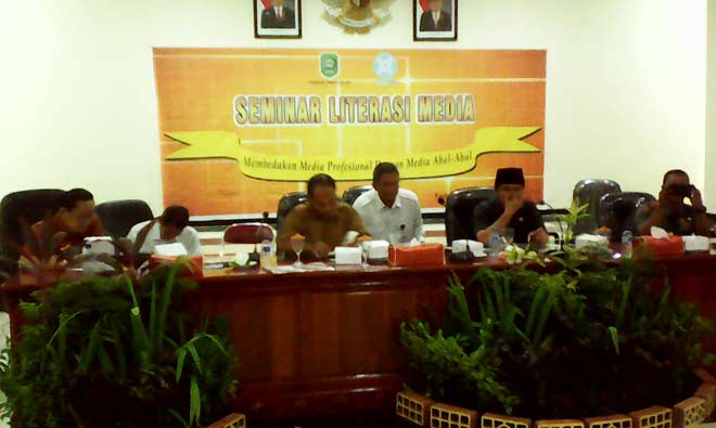 Bupati Trenggalek Emil Dardak, Dandim 0806 Bayu Argo, serta empat orang dari Dewan Pers saat seminar Media Literasi di ruang Bawarasa lantai II Pendopo Trenggalek. foto: HERMAN S/ BANGSAONLINE