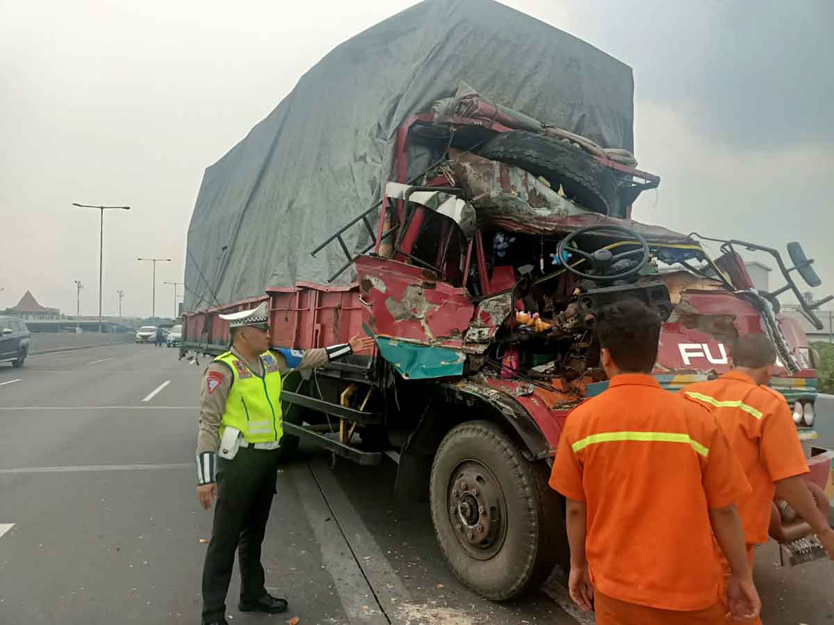 Kondisi truk fuso setelah alami kecelakaan di  di ruas Tol Dupak arah Gresik, atau 100 meter setelah Gerbang Tandes Barat, Surabaya.