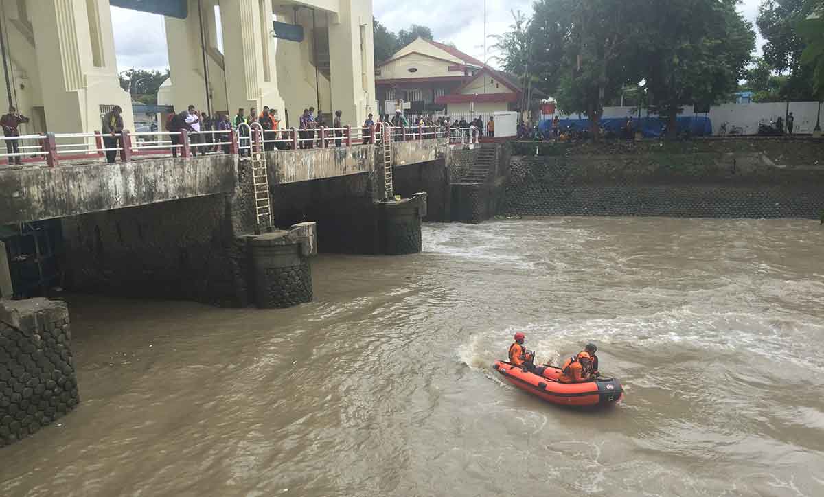 Petugas saat menyisir Pintu Air Jagir.