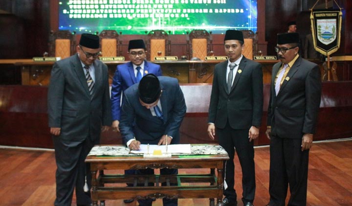 Penandatanganan persetujuan Raperda tentang Perubahan Kedua Peraturan Daerah Kabupaten Probolinggo Nomor 05 Tahun 2011 tentang Retribusi Jasa Umum.
