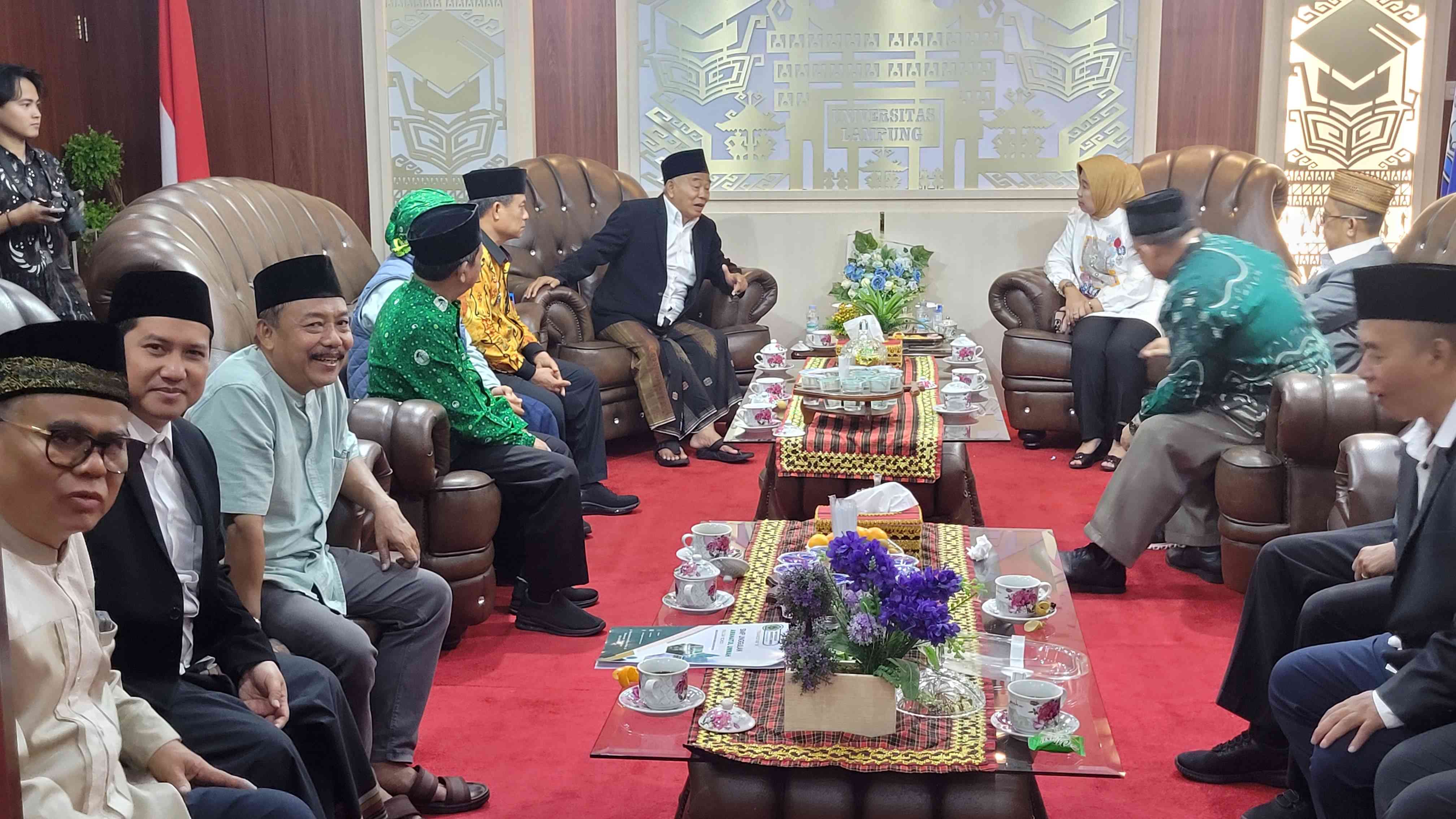 Prof Dr KH Asep Saifuddin Chalim dan rombongan saat ditemui Rektor Universitas Lampung Prof Dr Ir Lusmeilia Afriani, DEA, IPM, ASEAN, Eng di ruang rektorat Unila Bandar Lampung, Sabtu (6/12/2025). Foto: bangsaonline 