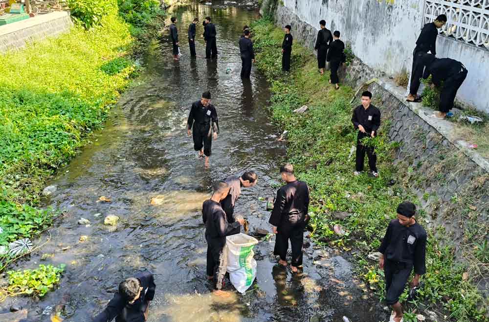 Peringati WCD 2025, Wali Kota dan Wawali Kediri Tuangkan Eco Enzym di Sungai Brantas