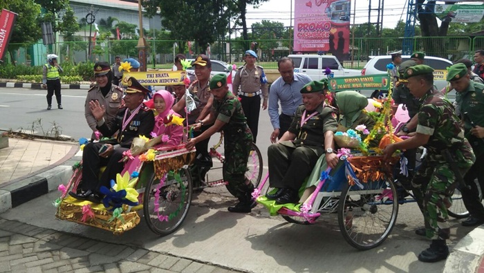 Puluhan anggota TNI-Polri yang telah memasuki masa pensiun diarak dari Mapolres Tuban menuju kantor Dewan Perwakilan Rakyat Daerah (DPRD) Kabupaten Tuban, Kamis (18/1).