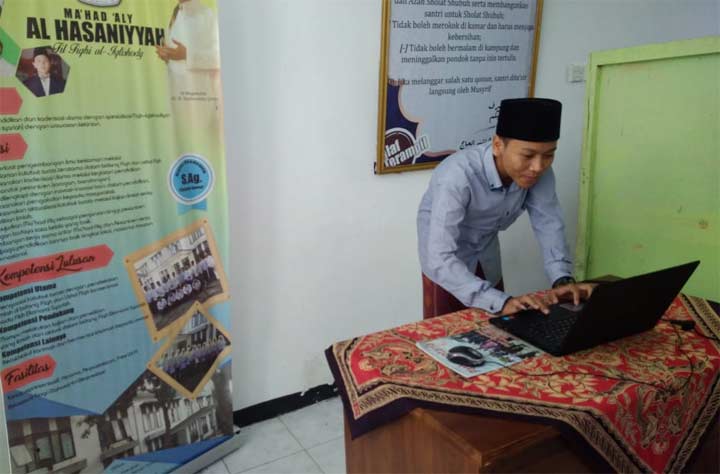 Salah satu mahasiswa sedang menyalurkan suaranya melalui sistem E-Voting.