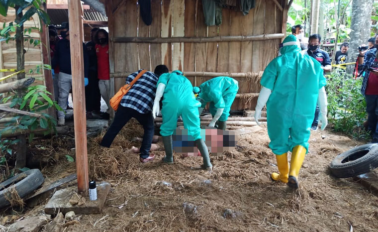 Petugas yang menggunakan APD lengkap saat mengevakuasi korban.