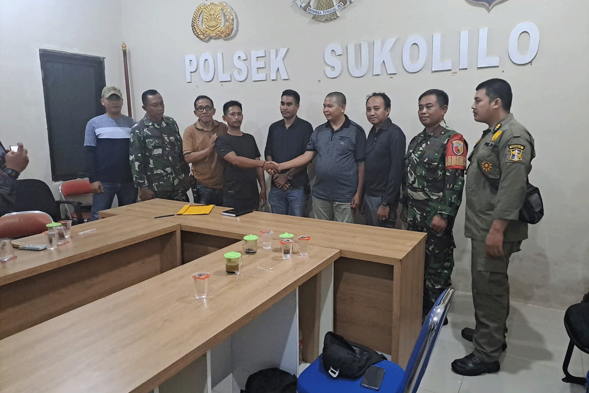 Kedua kubu pemuda NTT dengan warga Keputih yang melakukan kesepakatan perdamaian di Polsek Sukolilo setelah terjadi bentrokan.