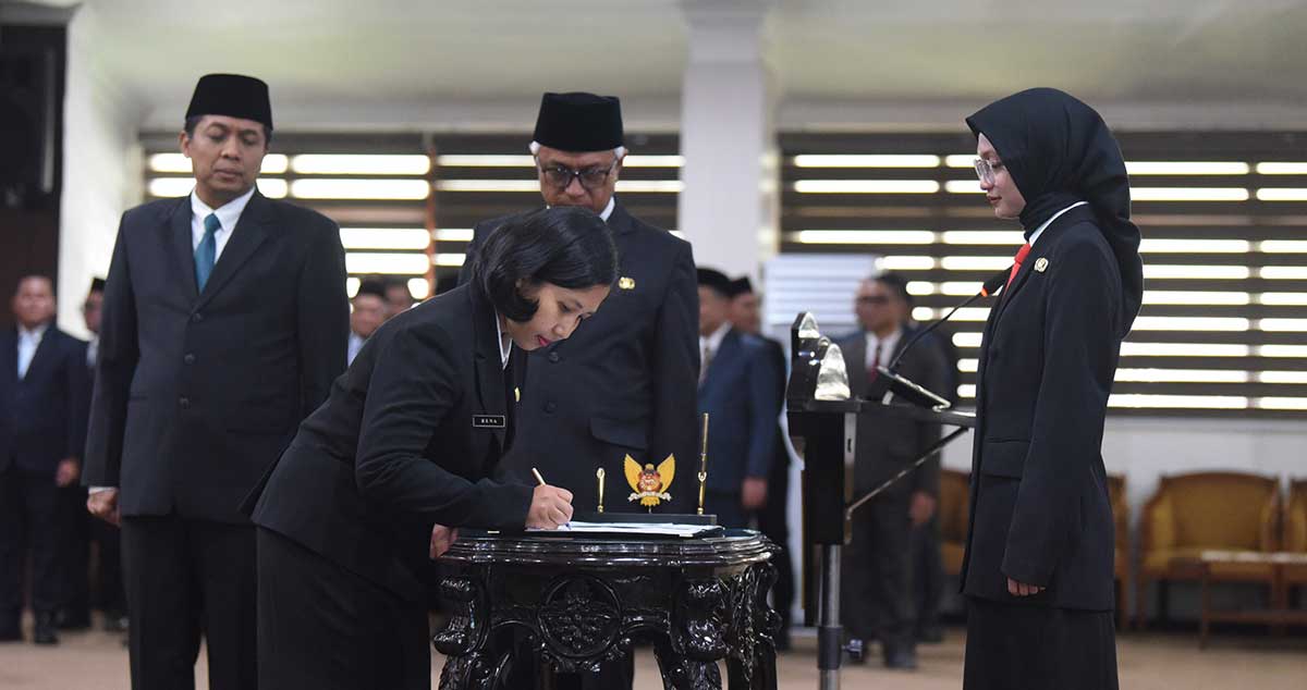 Wali Kota Kediri ketika menyaksikan salah satu ASN menandatangani berita acara. Foto: Ist