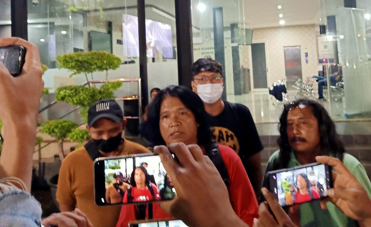 Lima wartawan yang menjadi korban pengeroyokan oknum anggota ormas usai lapor ke Mapolrestabes Surabaya.