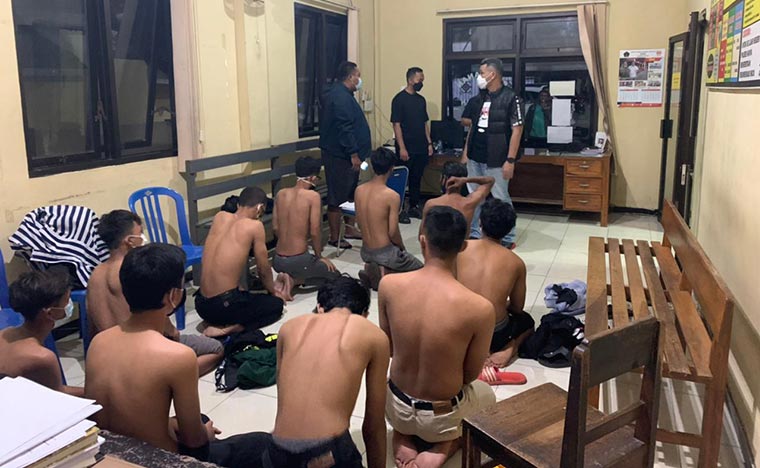 Sebanyak 13 pemuda yang mengaku sebagai anggota perguruan pencak silat saat diamankan di Mapolsek Wlingi usai melakukan pemukulan dan penjarahan.