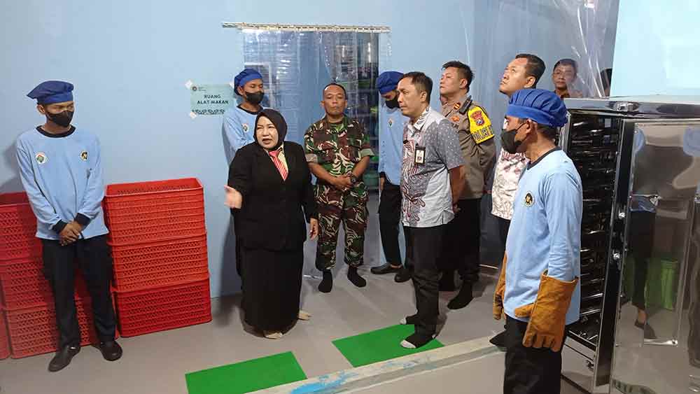Ninik Ayundari (berkerudung hitam) selaku mitra dan perwakilan dari Yayasan Pendidikan Islam Al-Hikmah Malang saat menjelaskan terkait teknis pelaksanaan MBG. (Ist)