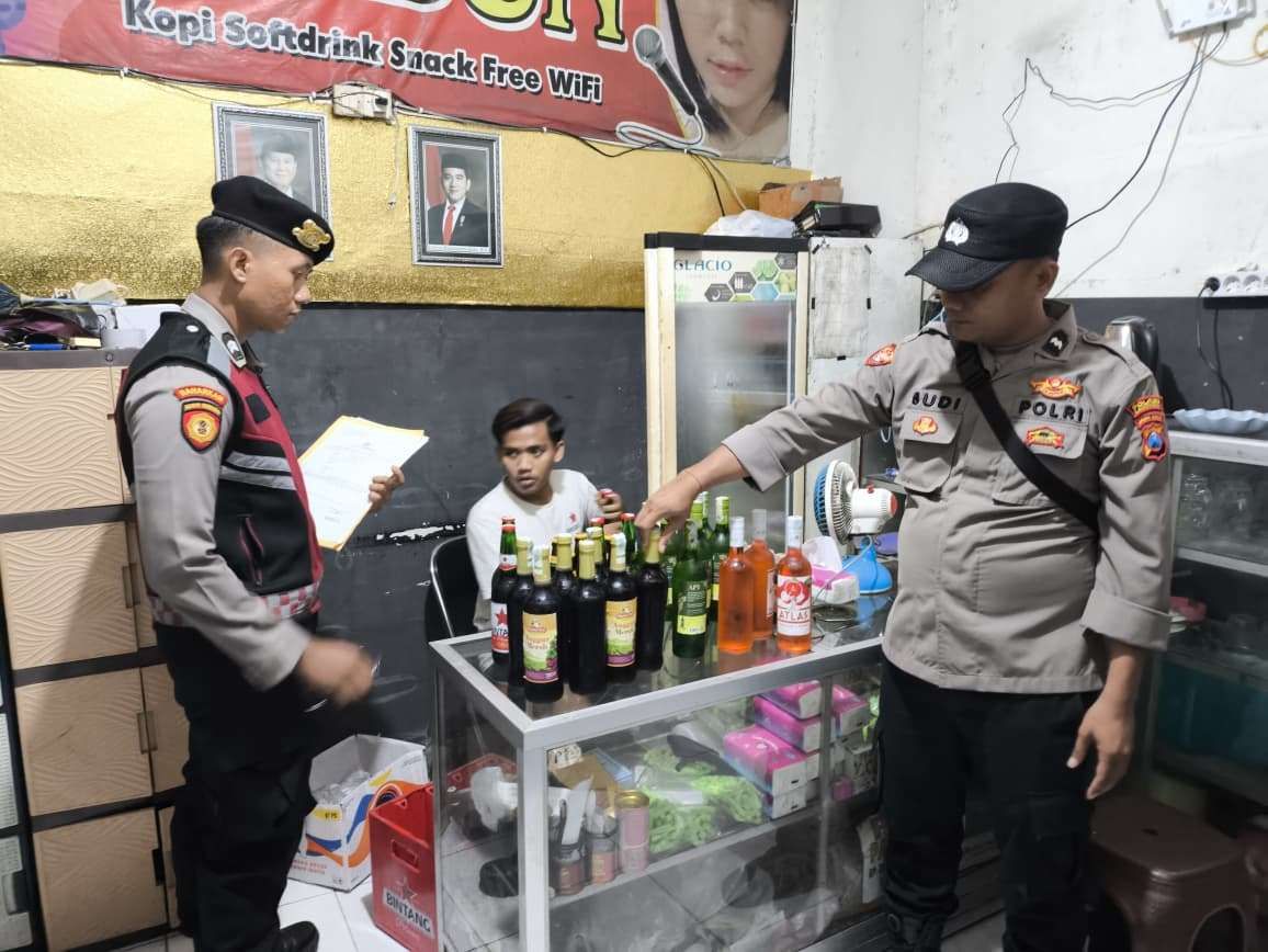 Sejumlah botol miras yang diamankan petugas hasil razia di sebuah kafe