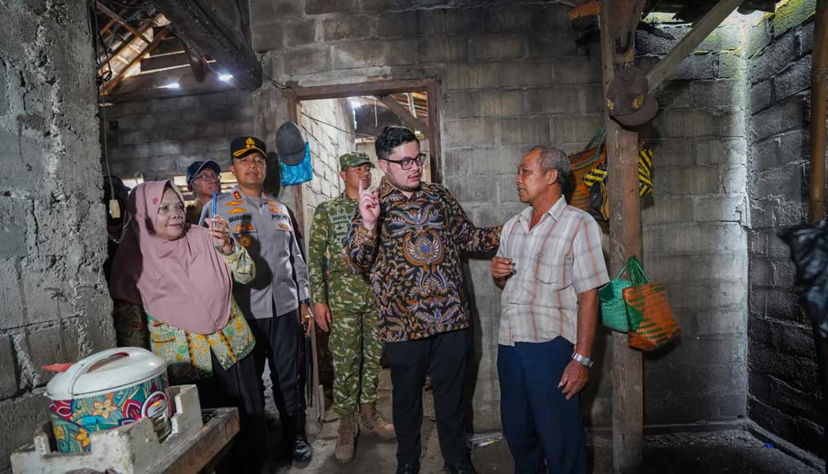 Bupati Kediri didampingi jajaran pejabat daera setempat ketika berbincang dengan Mari, kakek Alza. Foto: Ist
