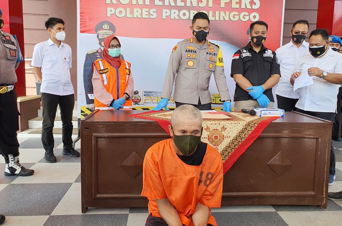 Polres Probolinggo saat menggelar pers rilis mantan perangkat desa menggelapkan dana PKH.