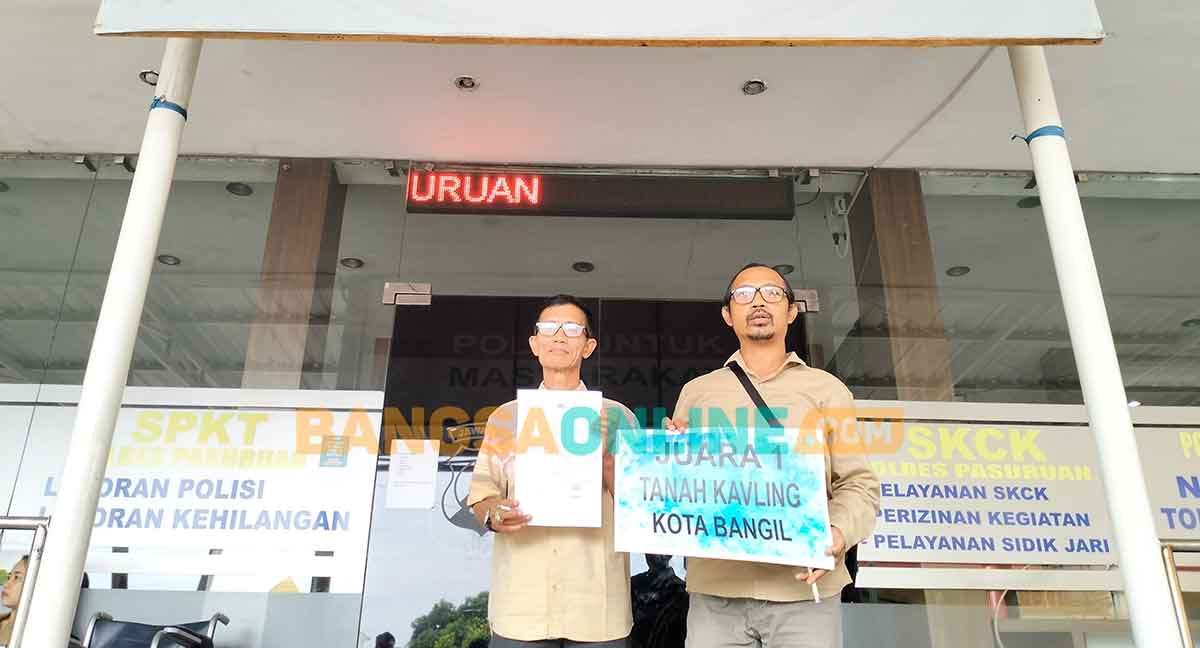 Achmad Fauzan didampingi Anjar Supriyanto selaku kuasa hukumnya usai melapor ke Polres Pasuruan. Foto: M. ANDY FACHRUDIN/BANGSAONLINE