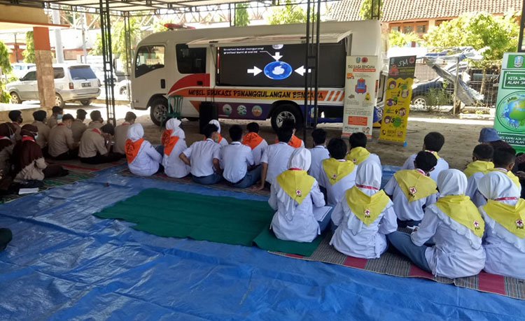 Forum Pengurangan Risiko Bencana (FPRB) Jawa Timur bersama FPRB Pamekasan memberikan edukasi penanggulangan bencana kepada siswa MAN 2 Pamekasan, Senin (3/5/2021). (foto: ist)