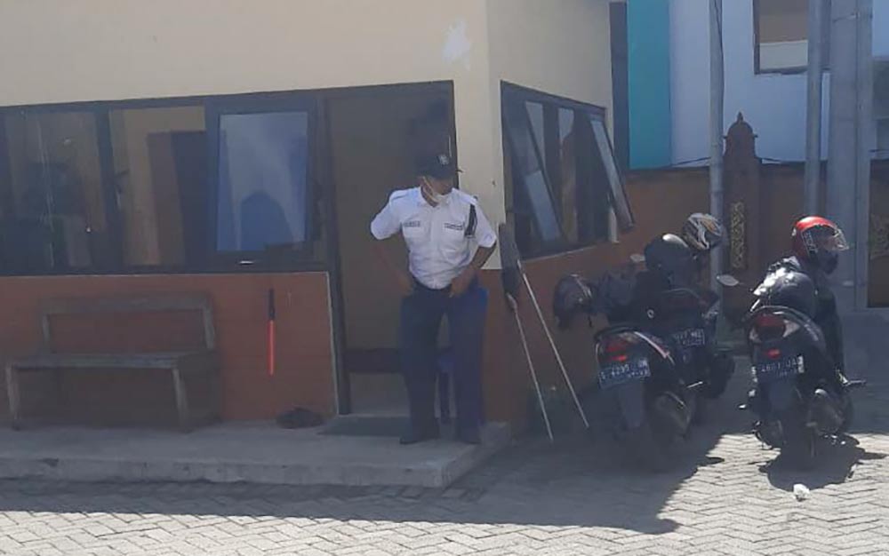Satpam di Kantor DPRD Kabupaten Mojokerto yang masih menggunakan seragam lama berwarna putih biru.
