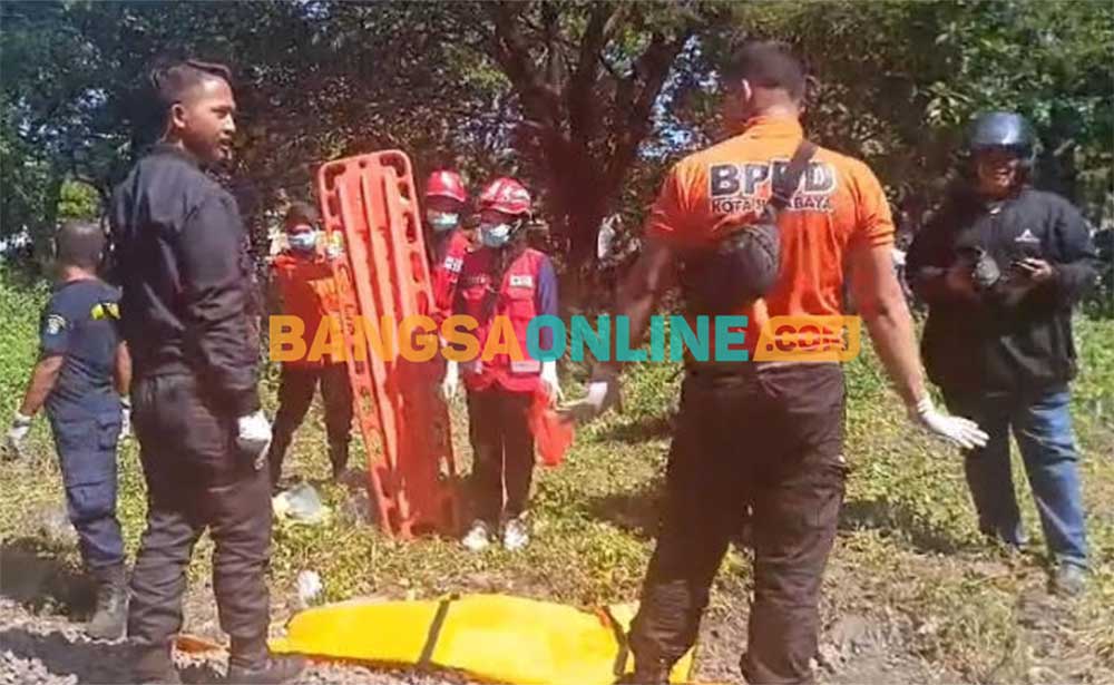 Evakuasi korban bunuh diri dengan sengaja terlindas KA di depan Kantor BRI cabang Wonocolo Surabaya. Foto: RUSMIYANTO/ BANGSAONLINE