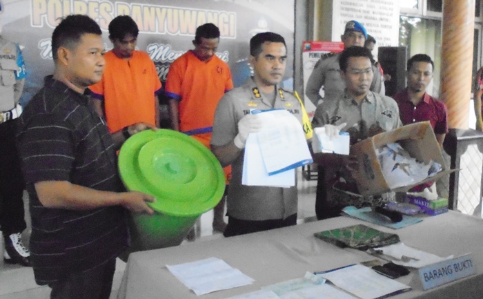 Didampingi Kasat Reskrim dan Kasat Intel, Kapolres memperlihatkan barang bukti berupa bukti transfer dari para korban ke rekening tersangka.