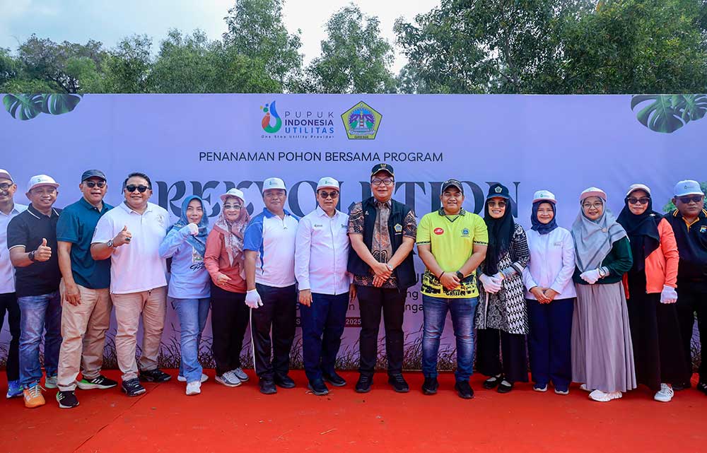 Wabup Asluchul Alif bersama Ketua DPRD M. Syahrul Munir dan pejabat PUI saat aksi tanam pohon di Gresik Eco Park, kawasan Hutan Kota Stadion Gejos. Foto: Ist.
