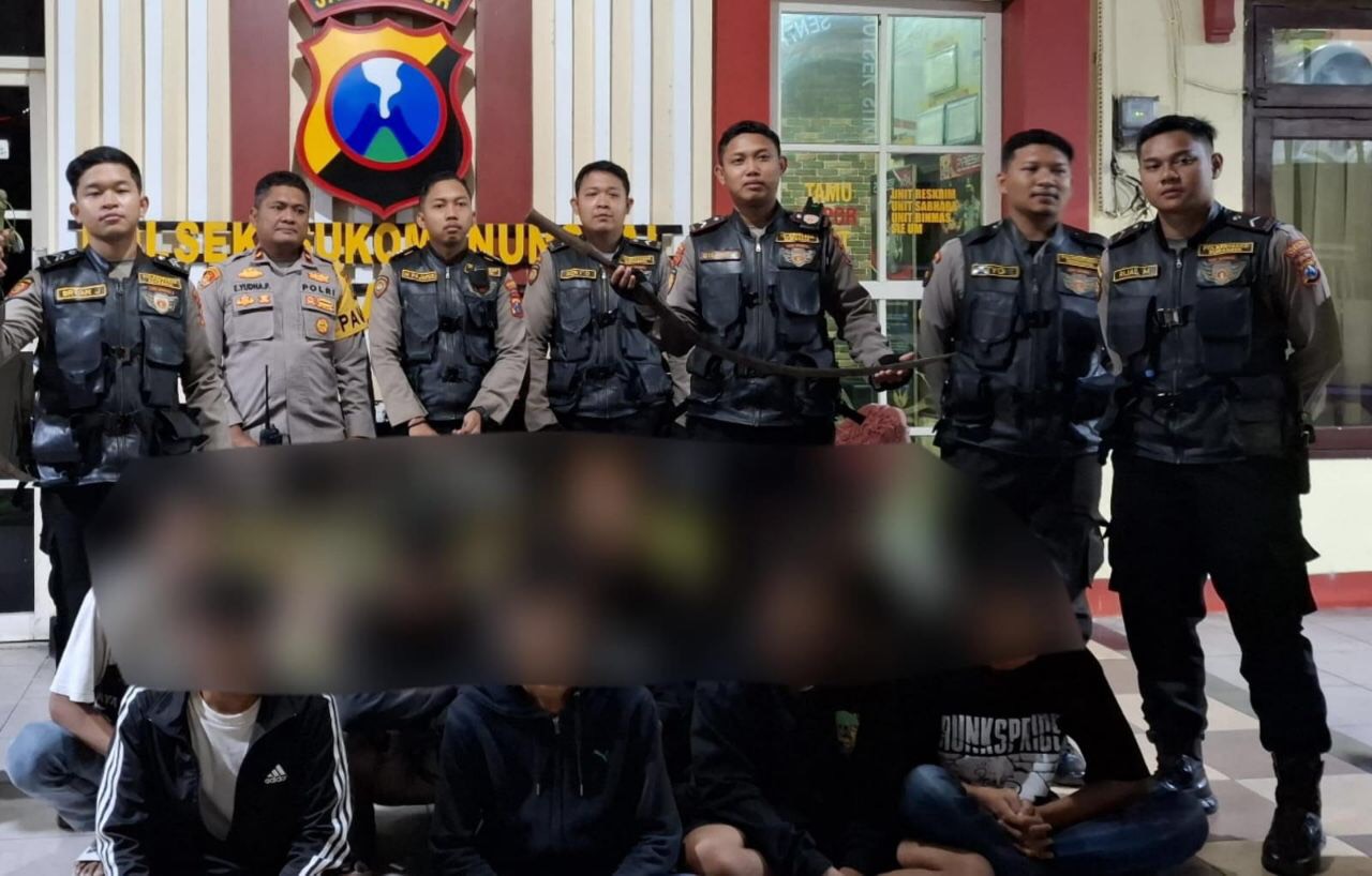 8 Pemuda yang diamankan anggota Polrestabes Surabaya