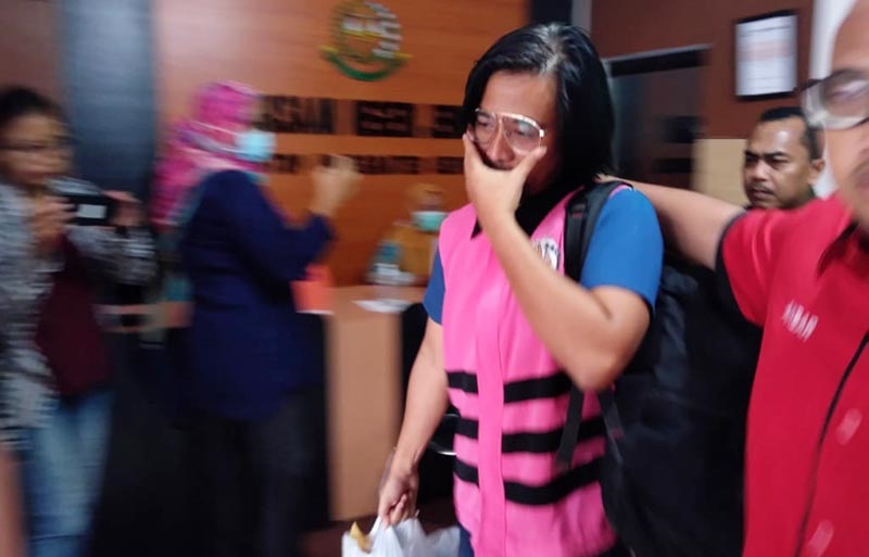 Iwan Hendrik, mantan Kades Desa Pecoro saat digelandang.