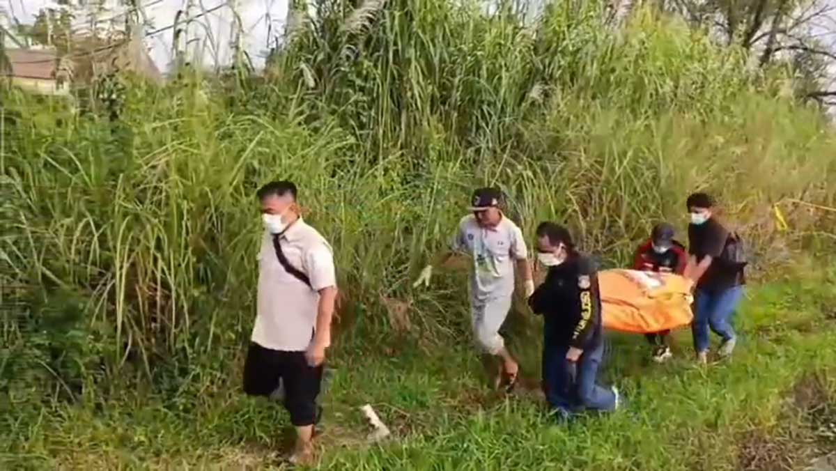 Evakuasi penemuan perempuan tanpa identitas yang ditemukan tewas di kawasan rawa Desa Sambirejo, Kecamatan Rejoso, Kabupaten Pasuruan.