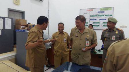 Wabup Yudi Sumbogo (kiri), saat berbincang hangat dengan Kadispendukcapil Pacitan, HM. Fathony. 
