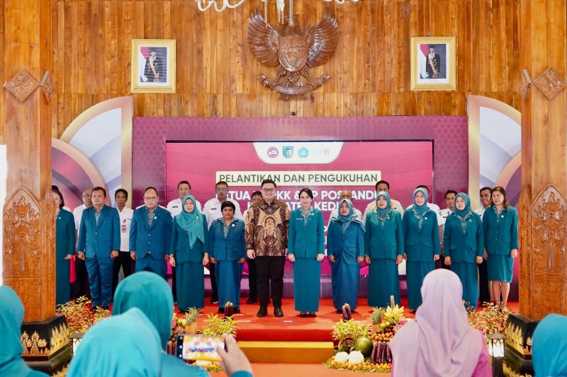 Bupati Kediri Hanindhito Himawan Pramana dan Ketua Tim Penggerak PKK Kabupaten Kediri Eriani Annisa Hanindhito bersama Pengurus Tim Penggerak PKK dan Posyandu Kabupaten Kediri periode 2025-2030. (Ist)