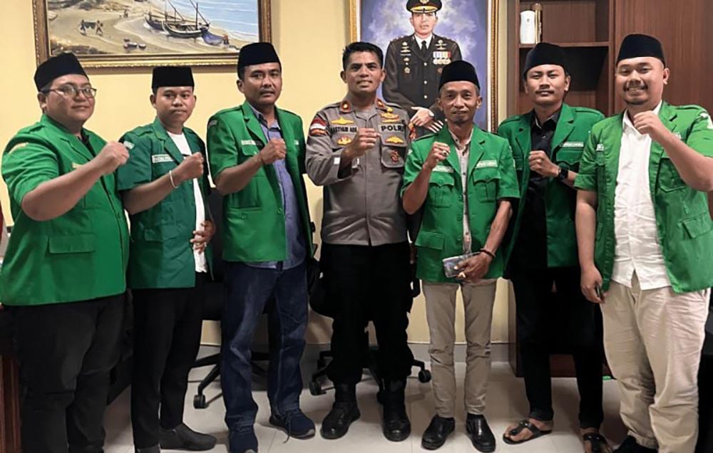 Pengurus LBH PC GP Ansor Sumenep bersama Wakapolres Sumenep Kompol Masyhur Ade (tengah). Foto: Ist.