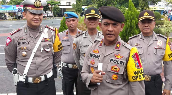 Waka Polres Tuban Kompol Teguh Priyowasono didampingi Kasatlantas Ricky beserta jajaran. 
