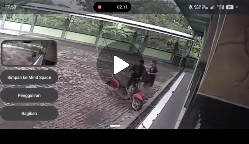 Tangkapan layar CCTV yang memperlihatkan detik-detik 2 pelaku berboncengan saat mencuri kotak amal Masjid  Baitussalam Al Karim, Desa Cangkring, Tuban