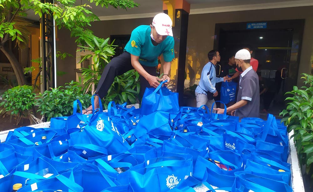 SIAP DIBAGIKAN: Ratusan bingkisan lebaran dari smamda yang akan didistribusikan ke warga, Sabtu (23/4/2022). foto: ist.