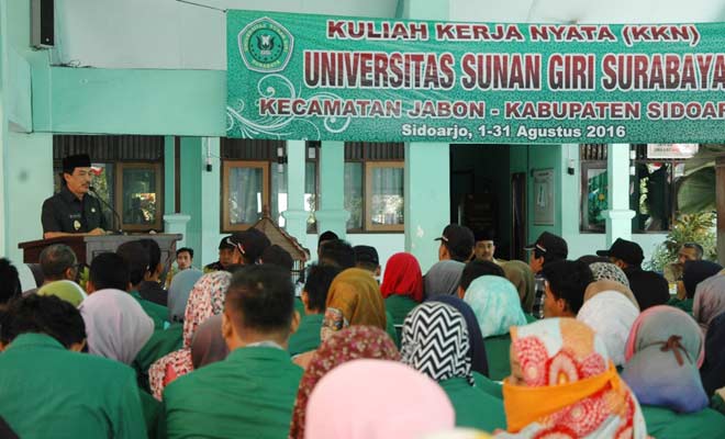 BERI ARAHAN: Wabup Sidoarjo H Nur Ahmad Syaifuddin saat melepas KKN mahasiswa UNSURI, di Kantor Kecamatan Jabon, Senin (8/8). foto istimewa
