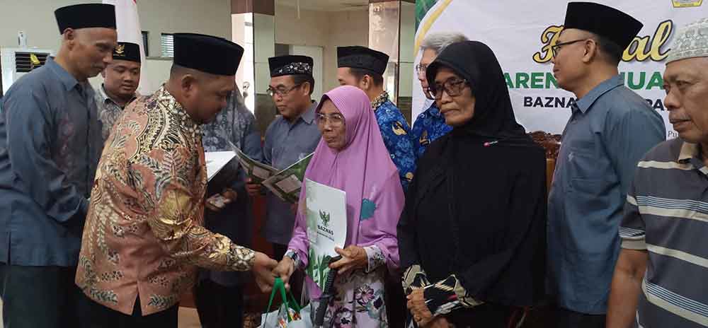 Salurkan Bansos, Bupati Gresik Minta Warga Tidak Ikut Mikir Perang Dagang