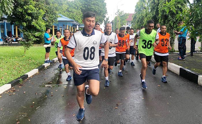 Para Prajurit KRI Fatahillah sedang melakukan tes lari.